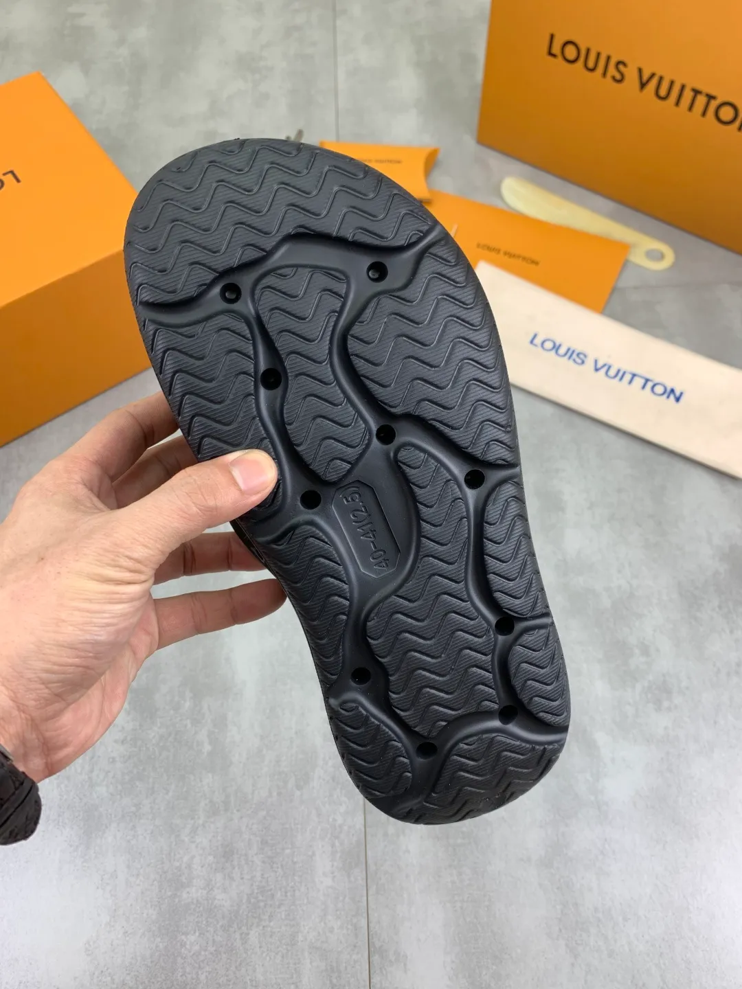 Men's shoes 💰P320💰【New style】🆘 Original quality 【LOUIS VUITTON】The popular Louis Vuitton LV men's slippers on the official website are on sale simultaneously! Original fabric imported from Italy. Original bottom provided by the original factory. Number of yards: 38-44 (customized to 45). Multiple colors to choose from. Fully packaged drawer box.